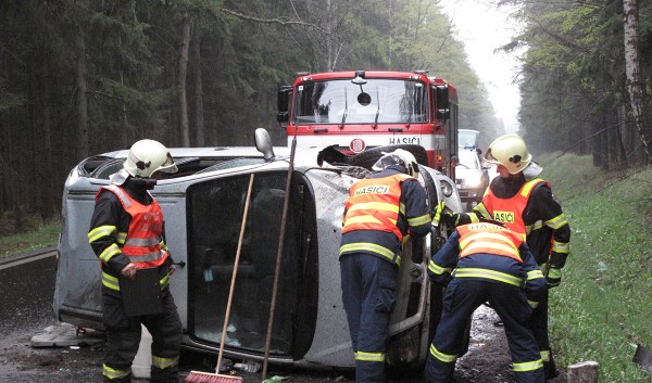 Následky dopravní nehody odstraňovali hasiči